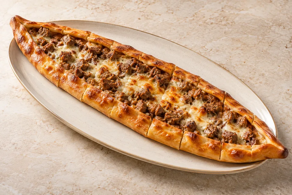 Temsili kuşbaşılı pide sunumu